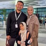 Atiqah Hasiolan Tampil Berhijab Saat Umrah Bareng Rio Dewanto: Momen Spiritual yang Mengharukan