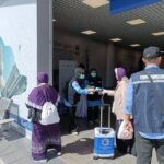 Langkah Cerdas KKHI: Bagi Masker & Oralit demi Cegah Penyakit Menular dan Dehidrasi