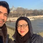 Di Balik Sorot Kamera: Kisah Mengharukan Reza Rahadian dan Sosok Ibunda yang Tangguh