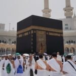 Terik Menyengat! Suhu Makkah Tembus 42°C, Jemaah Haji Diimbau Gunakan Payung